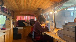 Terre Étoile, atelier couture dans le bus magique