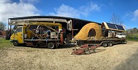 Le camion girafe et sa remorque scène
