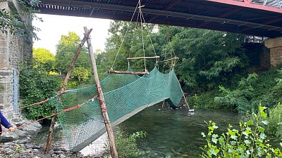 Passerelle éphémère sous un pont-passerelle publique